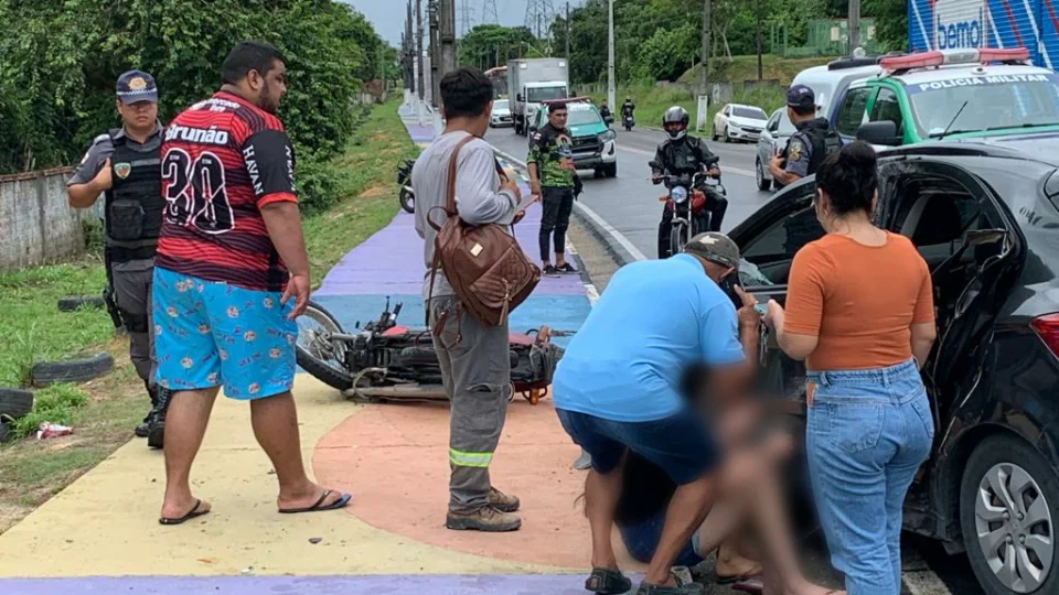 Acidente grave na entrada do bairro Colônia Antônio Aleixo entre carro e motos