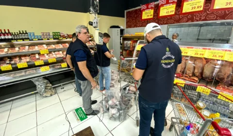 Procon-AM apreende mais de 112 kg de carne imprópria e outros produtos em supermercado da zona sul de Manaus