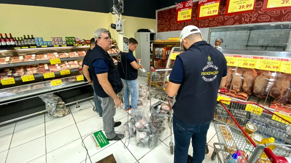 Procon-AM apreende mais de 112 kg de carne imprópria e outros produtos em supermercado da zona sul de Manaus