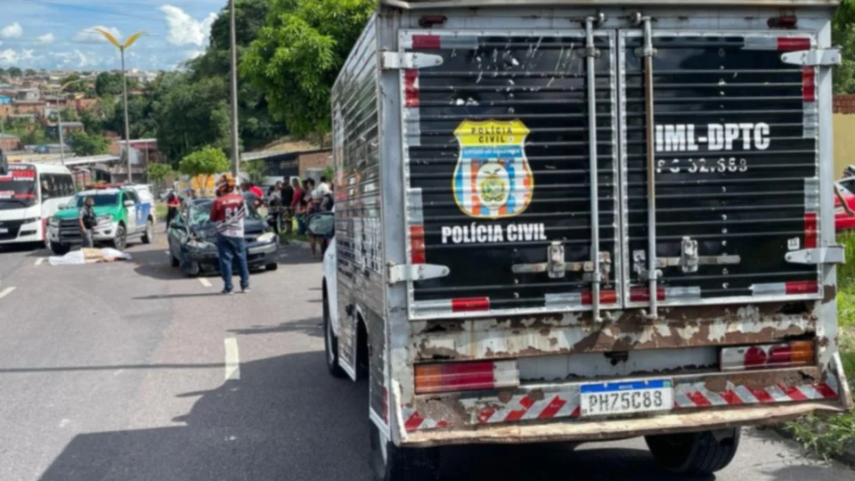 Mulher morre e homem fica gravemente ferido em acidente de trânsito