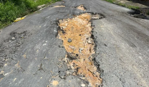 Moradores relatam ‘aperreio’ com rua esburacada em bairro de Manaus; ‘O medo de acidente é constante’