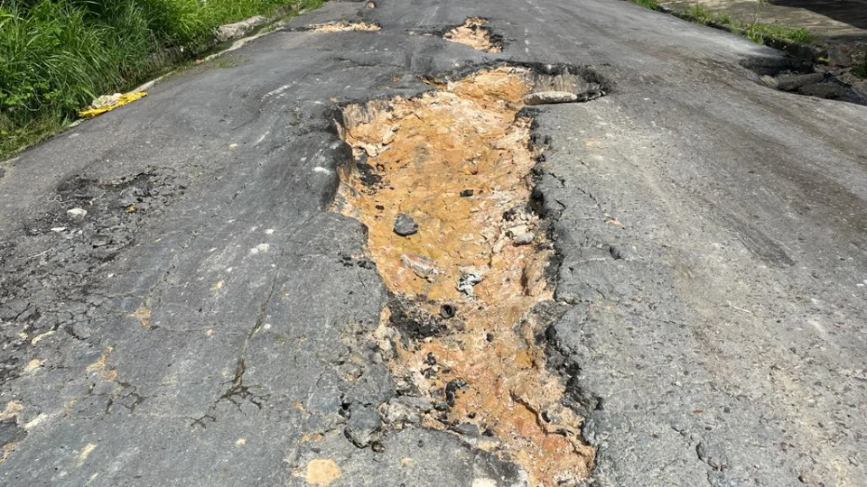 Moradores relatam ‘aperreio’ com rua esburacada em bairro de Manaus; ‘O medo de acidente é constante’