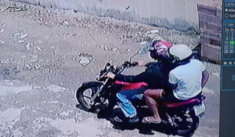 VÍDEO: Imagens de câmera de segurança registram momento em que homens assaltam mulher em Manaus