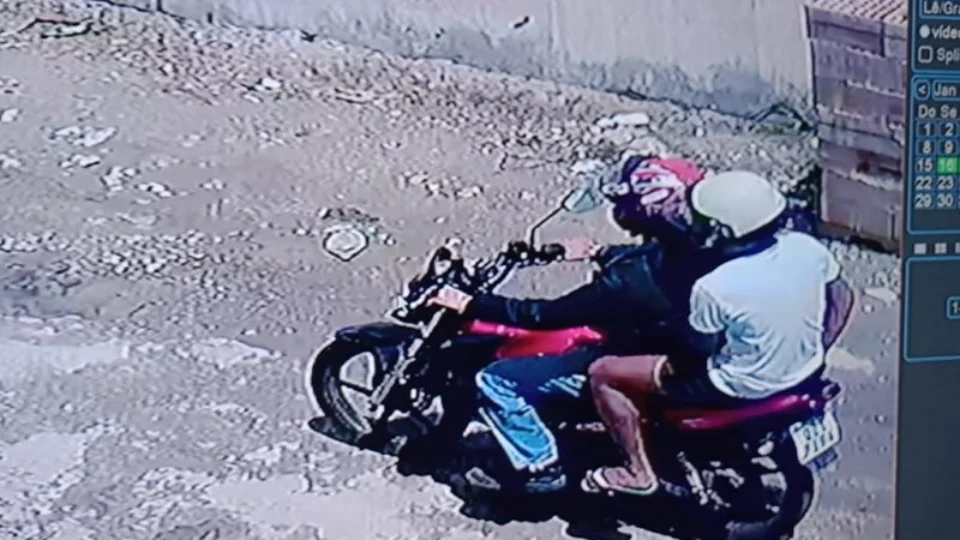 VÍDEO: Imagens de câmera de segurança registram momento em que homens assaltam mulher em Manaus