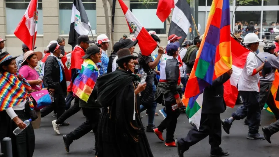 Protestos no Peru deixam mais de 50 feridos em meio a aumento de tensões em todo o país