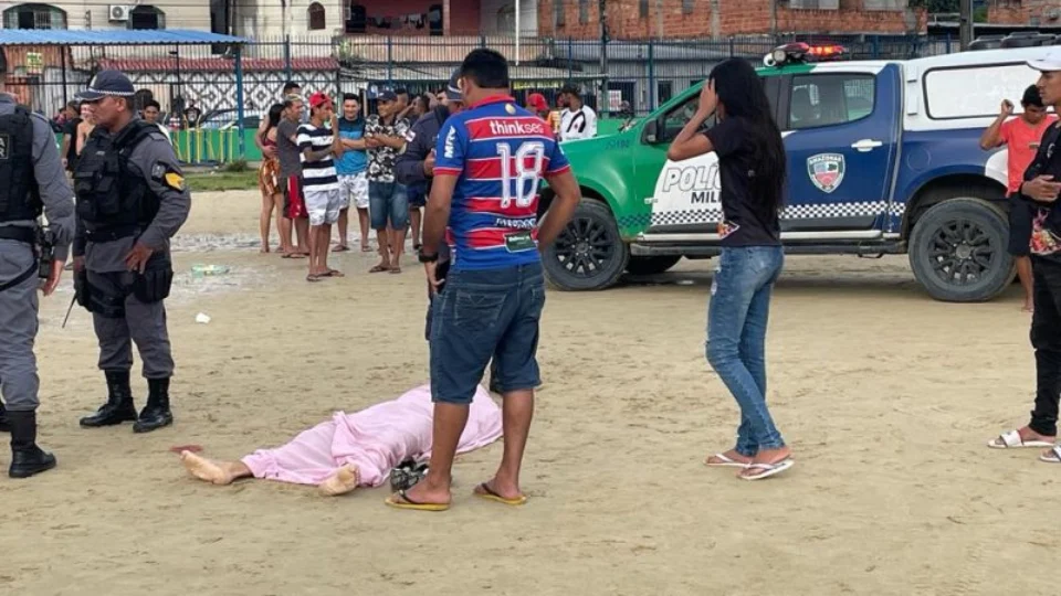 Em Manaus, homem é morto a tiros em campo de futebol; vídeos registram mais de 30 disparos