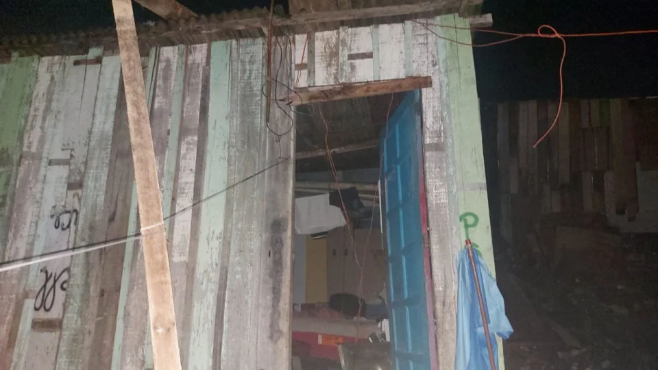 Com família dentro, casa tomba na zona Leste de Manaus