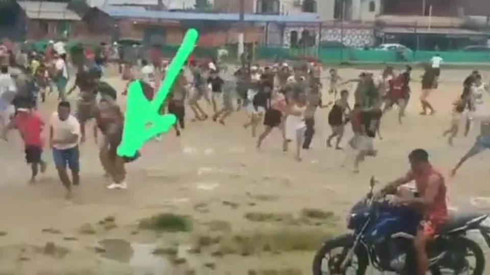 VEJA: vídeo mostra momento em que criminosos executam homens em campo na zona Leste