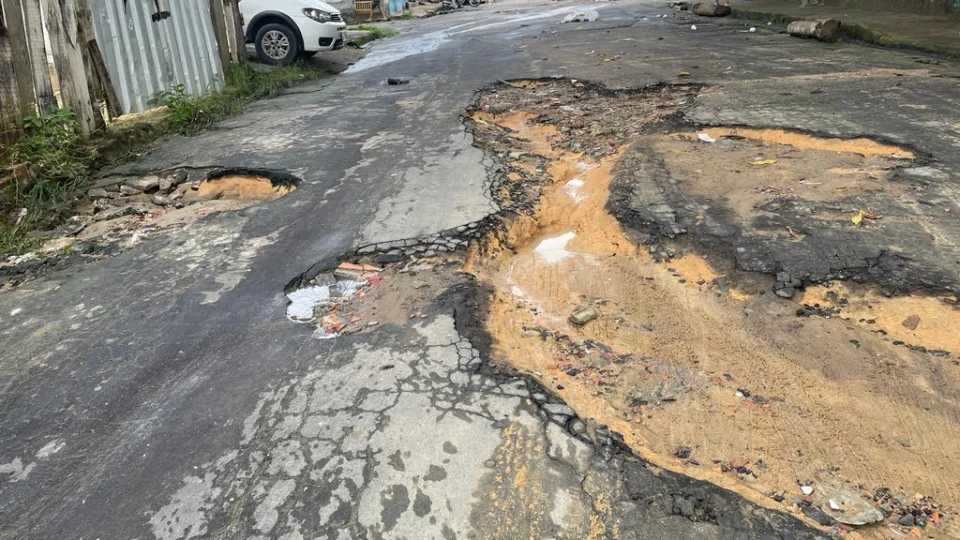 Moradores denunciam rua esburacada no bairro Jorge Teixeira