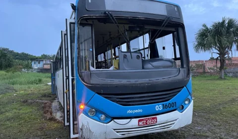 Ônibus perde os freios e invade sítio no bairro Nova Cidade