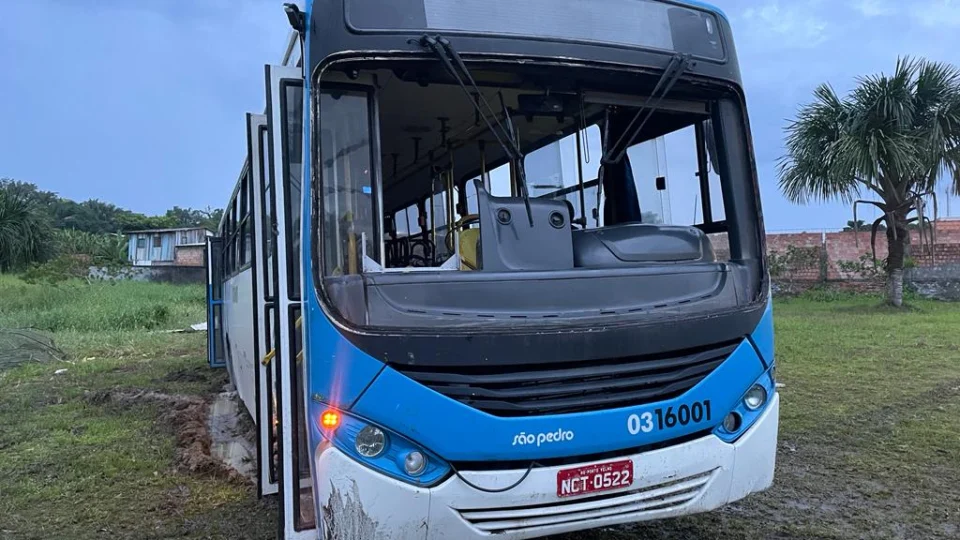 Ônibus perde os freios e invade sítio no bairro Nova Cidade