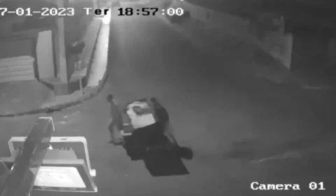 Câmeras flagram suspeitos desovando corpos de gêmeos em horário de pico