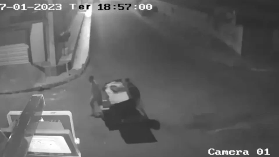 Câmeras flagram suspeitos desovando corpos de gêmeos em horário de pico