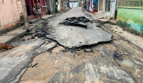 Em 15 minutos de chuva rua se transforma em ‘rio’ e casas são alagadas na zona Sul