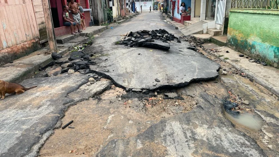 Em 15 minutos de chuva rua se transforma em ‘rio’ e casas são alagadas na zona Sul