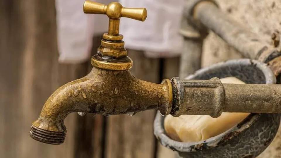 Águas de Manaus é condenada a indenizar consumidor por falta de abastecimento