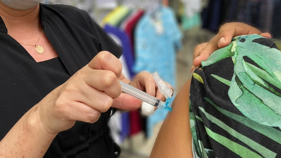 Amazonas divulga boletim de cenário da Covid-19 e vacinação nesta sexta-feira