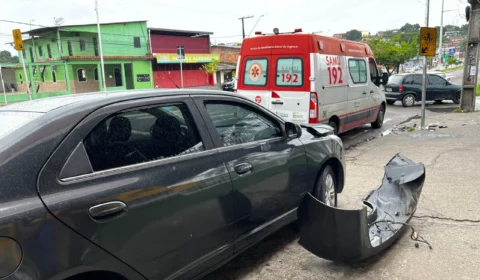 Motorista colide com poste e mulher e criança ficam machucados