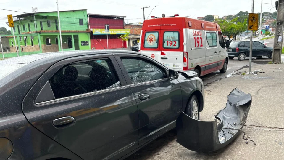 Motorista colide com poste e mulher e criança ficam machucados