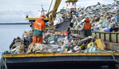 Prefeitura de Manaus realiza transbordo de 500 toneladas de lixo na capital