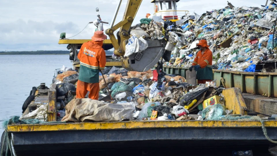 Prefeitura de Manaus realiza transbordo de 500 toneladas de lixo na capital