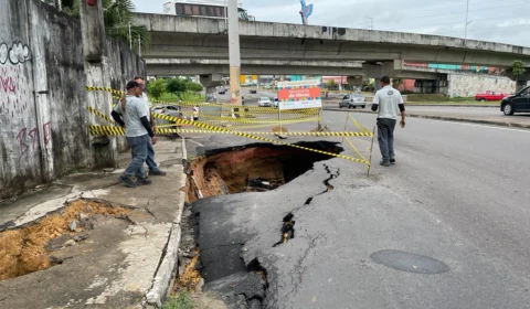 Rede de drenagem rompe e cratera é formada em avenida de Manaus