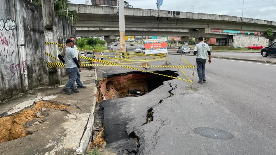 Rede de drenagem rompe e cratera é formada em avenida de Manaus
