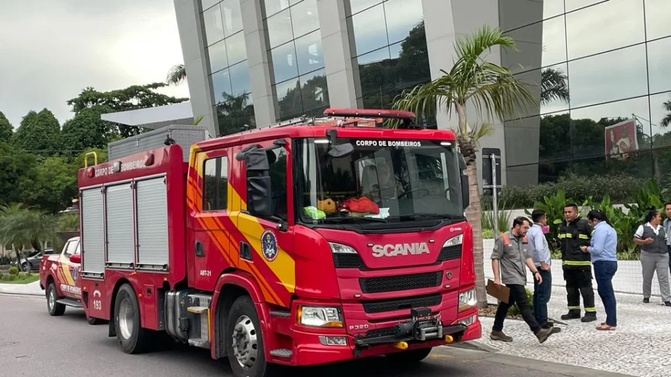 Princípio de incêndio ocorre em prédio comercial no bairro Adrianópolis