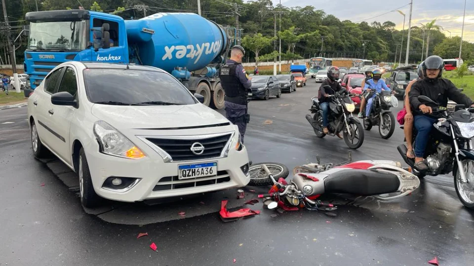 Acidente de trânsito deixa tio e sobrinho feridos na avenida do Turismo