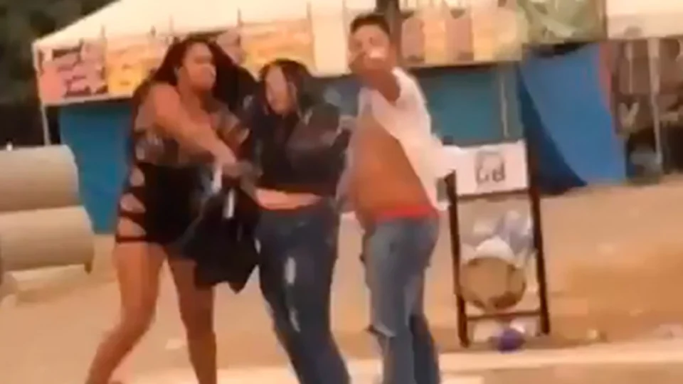 Mulher acerta garrafada em amante do namorado