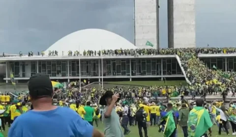VÍDEOS: Manifestantes furam bloqueio, entram na Esplanada e invadem o Congresso