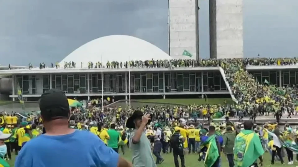 VÍDEOS: Manifestantes furam bloqueio, entram na Esplanada e invadem o Congresso