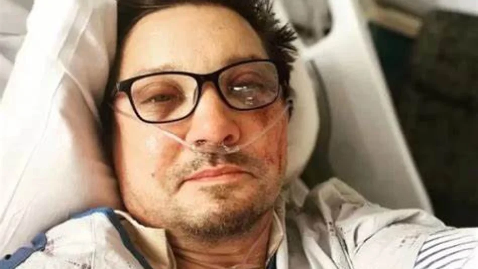 Jeremy Renner recebe alta hospitalar após acidente