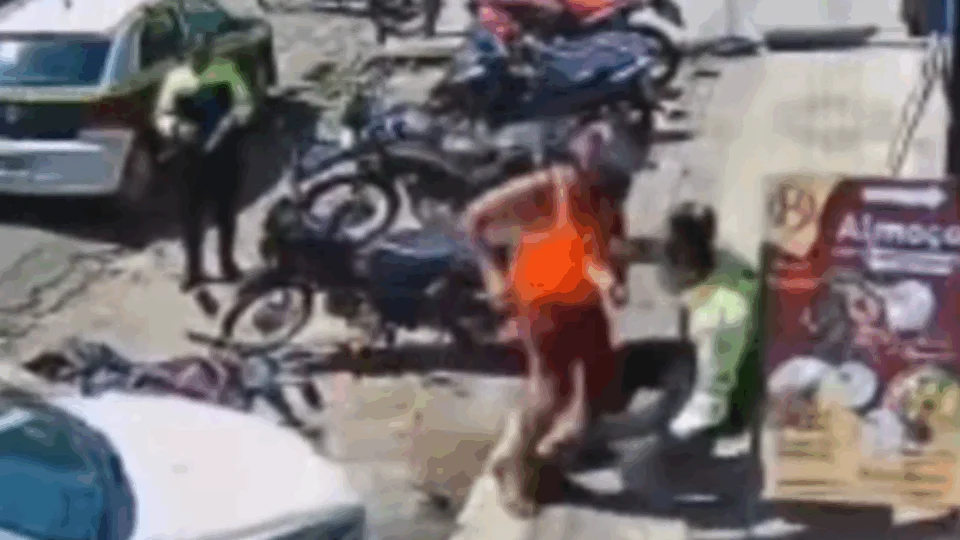 VÍDEO: lutador de MMA agride agente de trânsito com voadora e socos