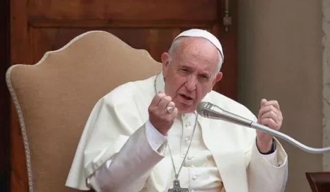Papa Francisco diz em entrevista que homossexualidade não é crime, mas é pecado