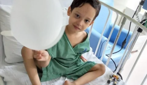 Mãe de criança busca ajuda para custear tratamento do filho em São Paulo