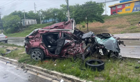 Veículo fica completamente destruído após acidente no Distrito Industrial