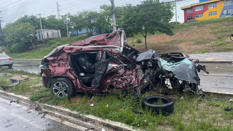 Veículo fica completamente destruído após acidente no Distrito Industrial