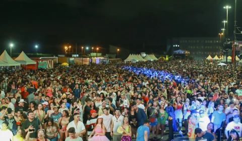 Mais de 100 mil foliões vão às ruas para curtir o Domingo de Carnaval em Manaus