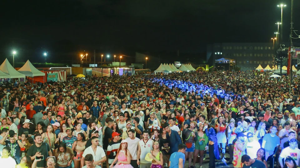 Mais de 100 mil foliões vão às ruas para curtir o Domingo de Carnaval em Manaus
