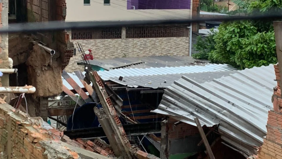 Muro desaba durante forte chuva e homem fica ferido no Tancredo Neves