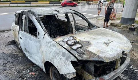 Carro pega fogo na avenida Torquato Tapajós