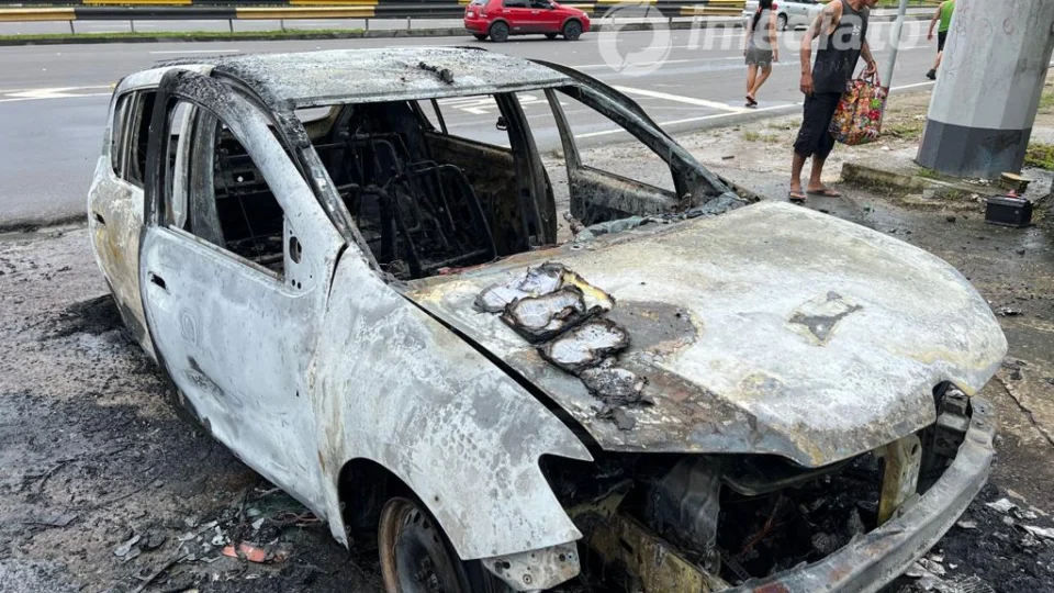 Carro pega fogo na avenida Torquato Tapajós