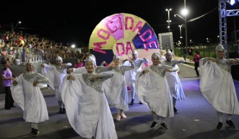<em>Carnaval na Floresta: Escolas estreantes do Grupo Experimental levam mais de 12 mil foliões à alameda Alphaville, no Novo Aleixo</em>