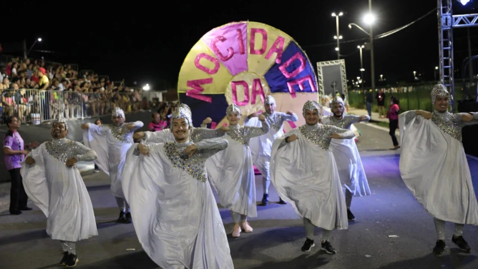 <em>Carnaval na Floresta: Escolas estreantes do Grupo Experimental levam mais de 12 mil foliões à alameda Alphaville, no Novo Aleixo</em>