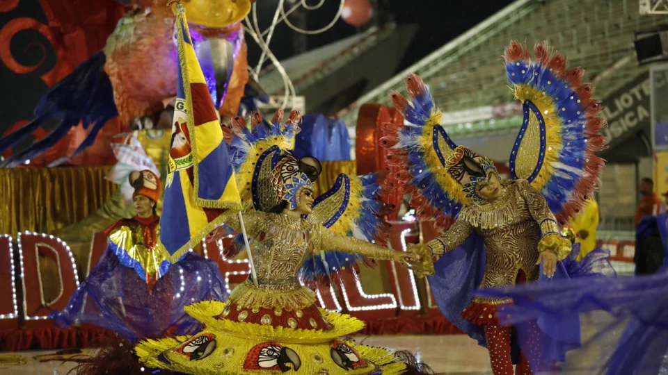 Escolas de samba do grupo de acesso A marcam a segunda noite de desfiles no Sambódromo
