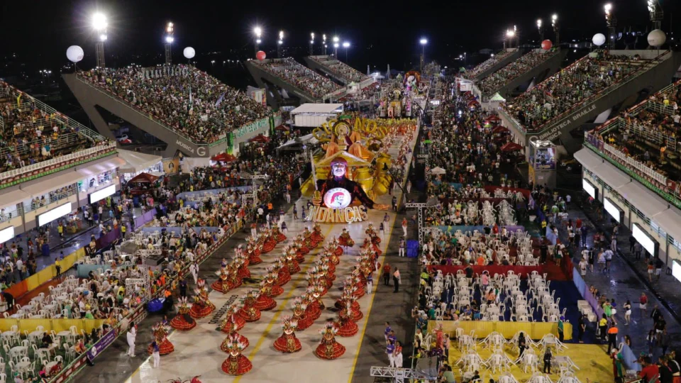 Escolas do grupo especial desfilam no Sambódromo e comemoram o retorno da festa popular