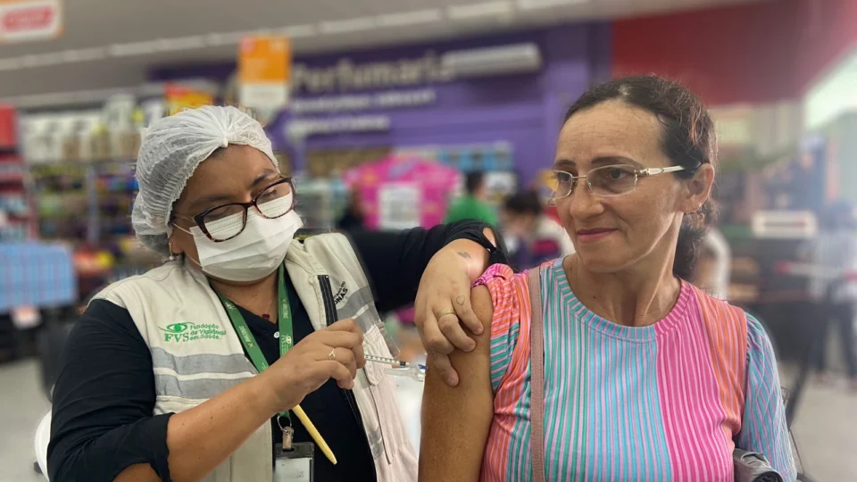 Vacine já: Mais de 1,3 mil pessoas se vacinaram contra a Covid-19 em supermercados, nesta sexta-feira