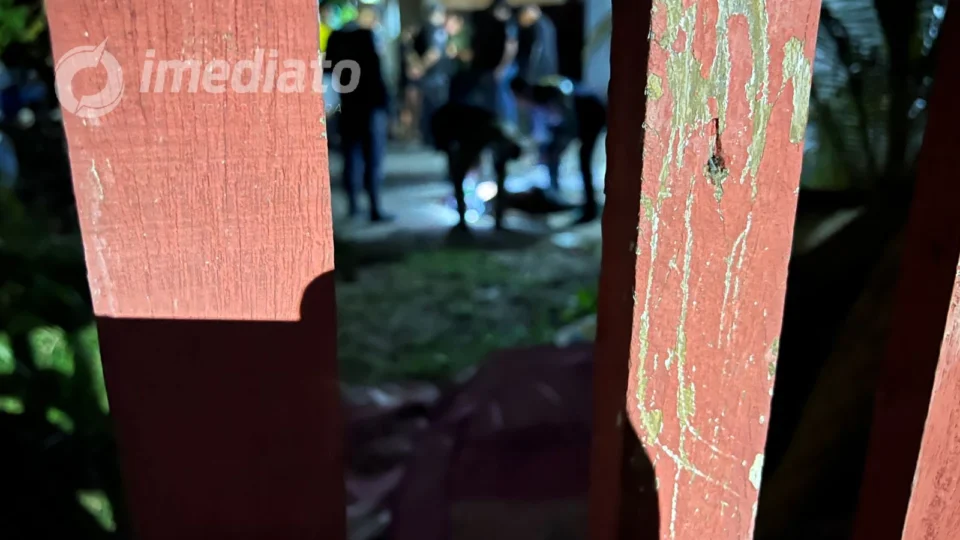 Mulher é morta supostamente por engano com 17 tiros no Parque Dez