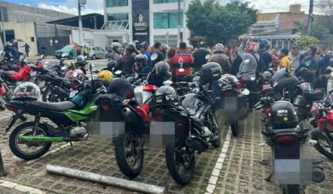 Motociclistas protestam em frente ao IMMU após apreensão